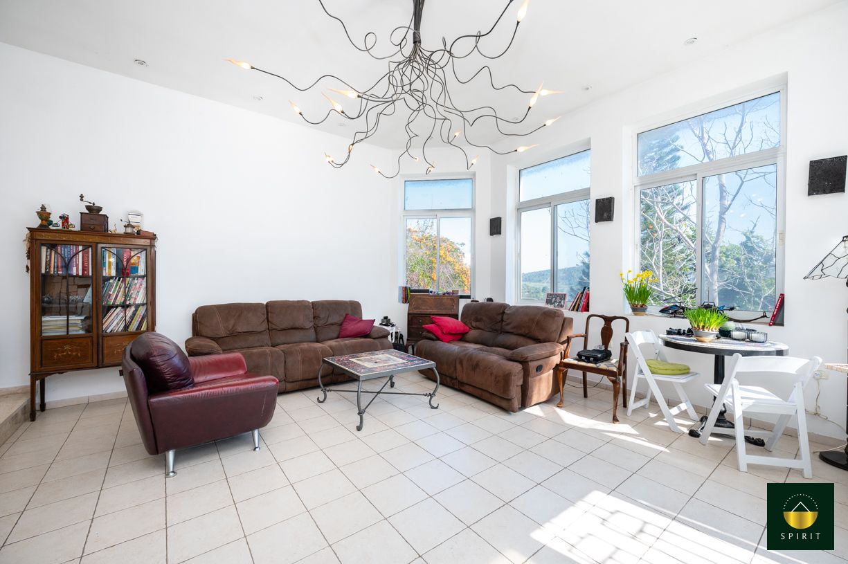 Country-Style Stone Villa with Mountain Views in Givat Eden | 6 Rooms בZichron Yaakov, זכרון יעקב – תמונה 3