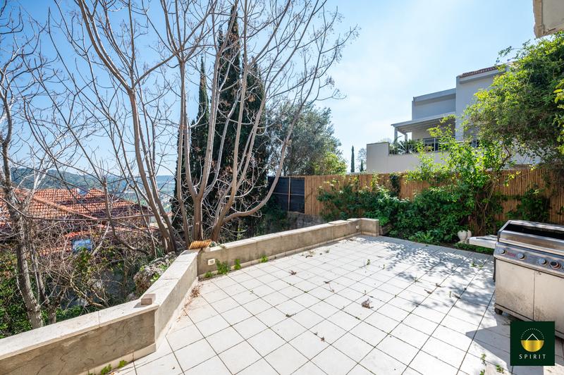 Country-Style Stone Villa with Mountain Views in Givat Eden | 6 Rooms – photo 6