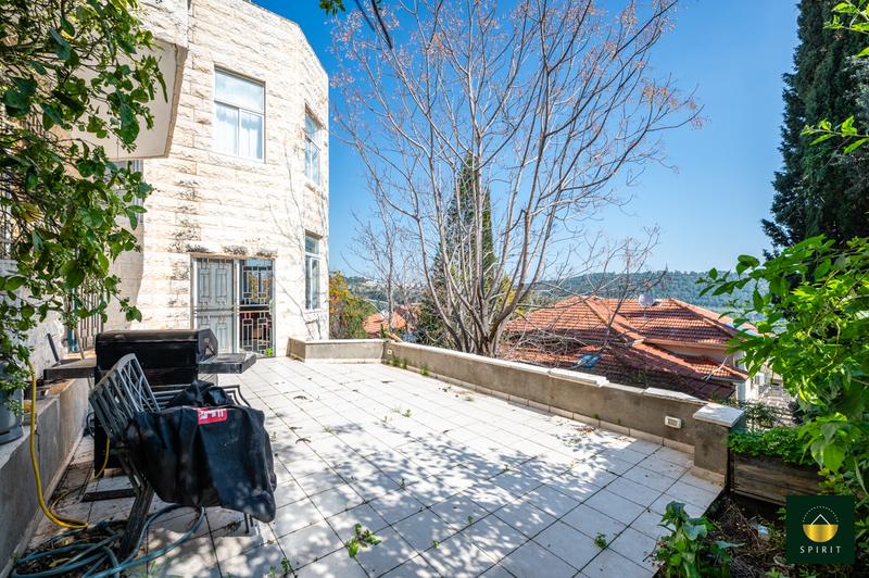 Country-Style Stone Villa with Mountain Views in Givat Eden | 6 Rooms – photo 11