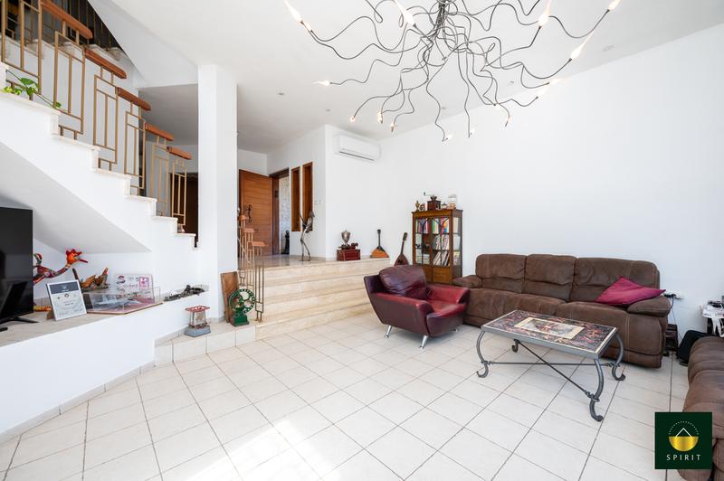 Country-Style Stone Villa with Mountain Views in Givat Eden | 6 Rooms – photo 14