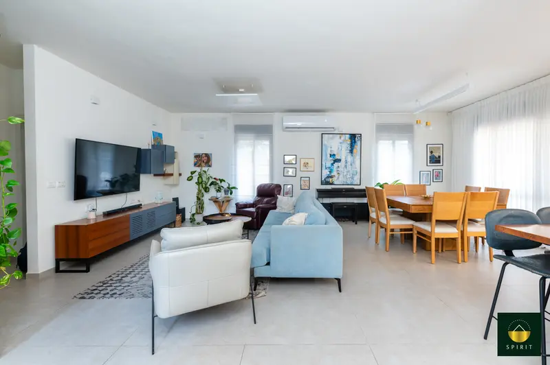 Semi-Detached Home with Rental Income in Neve Sharet | 7 Rooms – photo 5